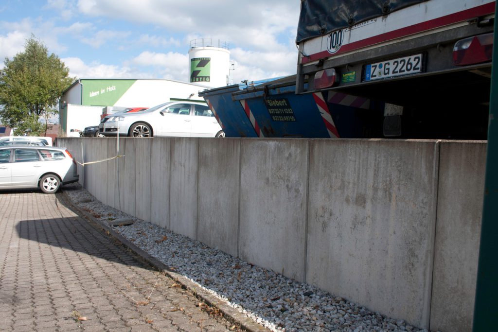 Industriebau, Betonmauer